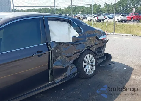 2020 Toyota Camry Le z USA, uszkodzony, nr VIN 4T1C11AK7LU889386